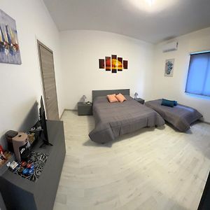 Camera tripla